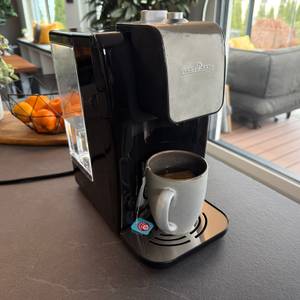Eine Tasse steht im ProfiCook PC-HWS 1168.