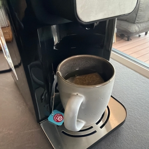 Heißes Wasser aus dem ProfiCook PC-HWS 1168 in einer Tasse.