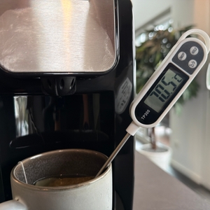 Ein Thermometer im Wasser vom ProfiCook PC-HWS 1168 zeigt 70,5 °C an.