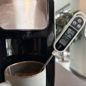 Ein Thermometer im Wasser vom ProfiCook PC-HWS 1168 zeigt 70,5 °C an.