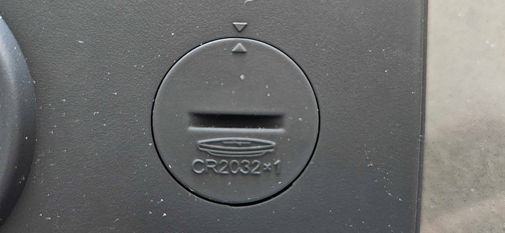 Projektionswecker im Test: Batteriefach mit aufgedruckter Bezeichnung der benötigten Batterie.