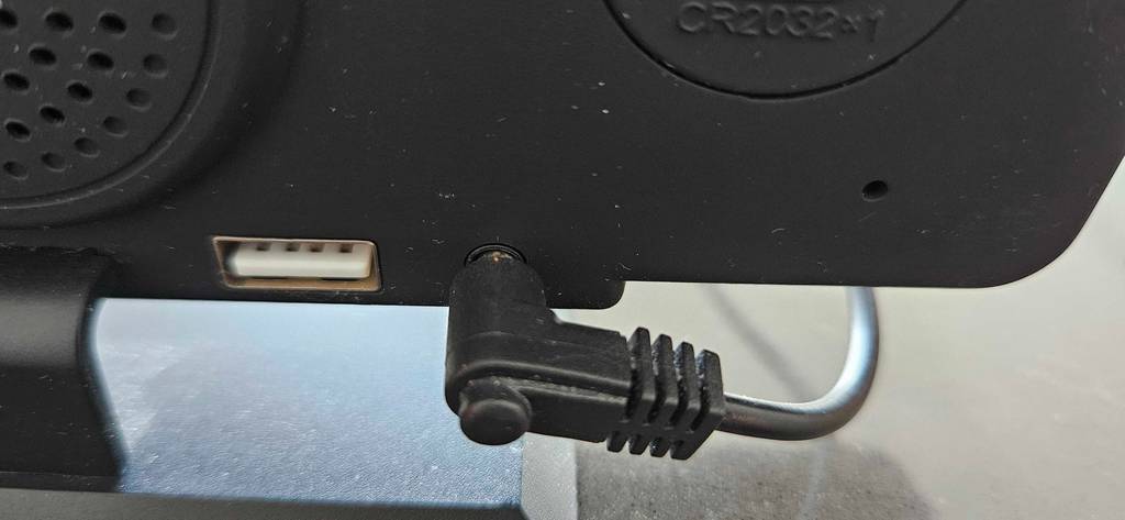Rückansicht mit eingestecktem Netzstecker und USB-Buchse eines getesteten Projektionsweckers.
