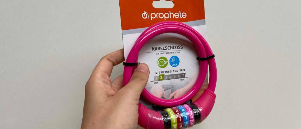 Kinder-Fahrradschloss-Test: Ein Fahrradschloss von Prophete wird hochgehalten.