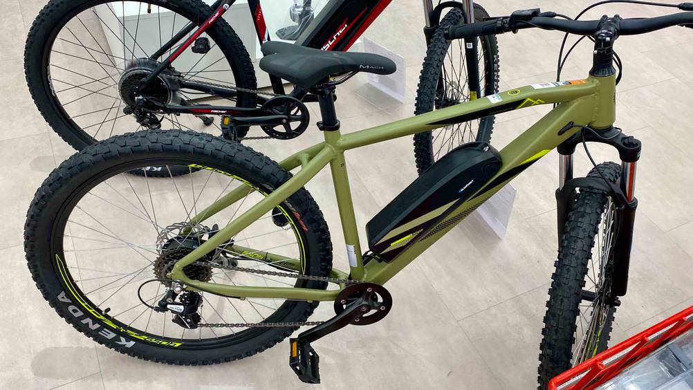 Neben getestetem Prophete-E-Bike steht ein weiteres Bike.