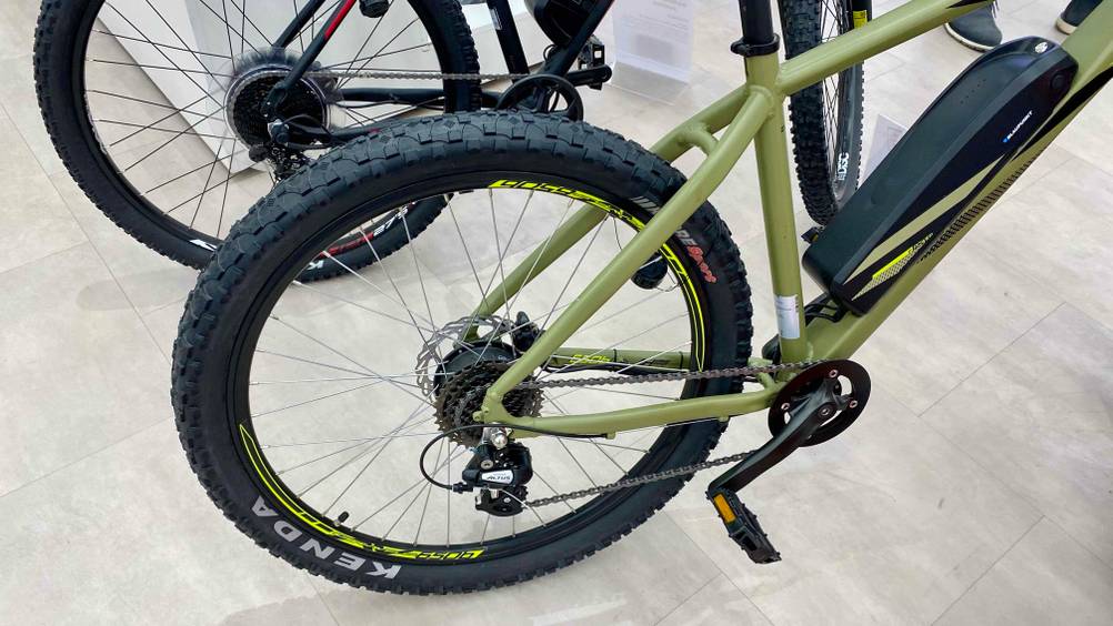 Getestetes Prophete-E-Bike steht auf einem hellen Boden.