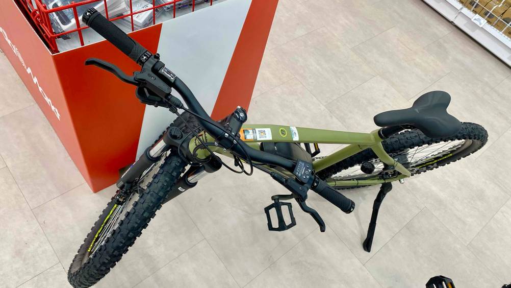 Getestetes Prophete-E-Bike ist aus der Vogelperspektive zu sehen.