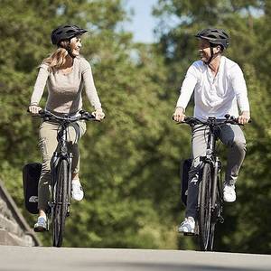 E-Bike 28 Zoll: Ungleiches paar auf Fahrradtour