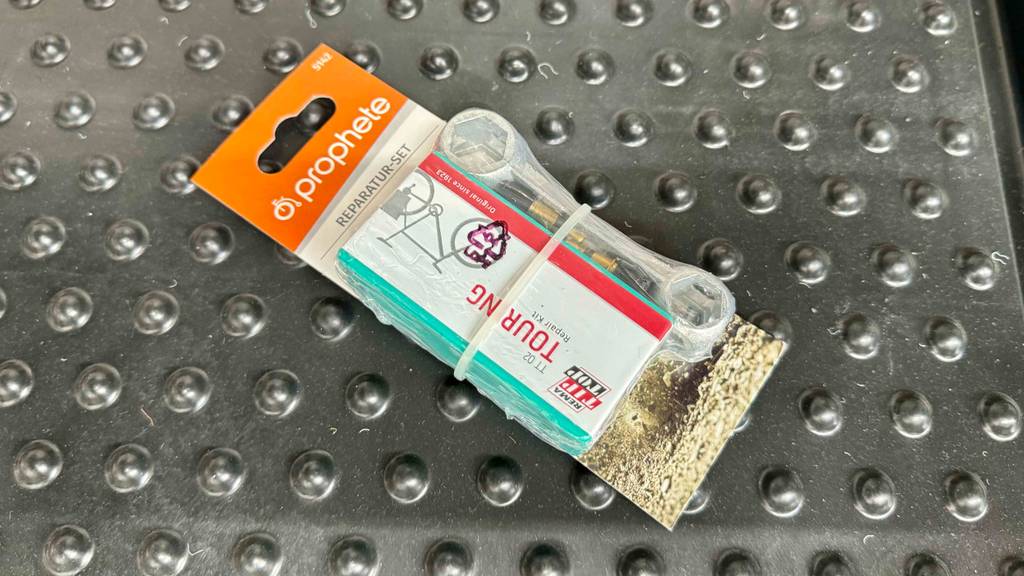 Im Test: Detailansicht des verpackten Inhalts eines Fahrrad-Reparatursets.