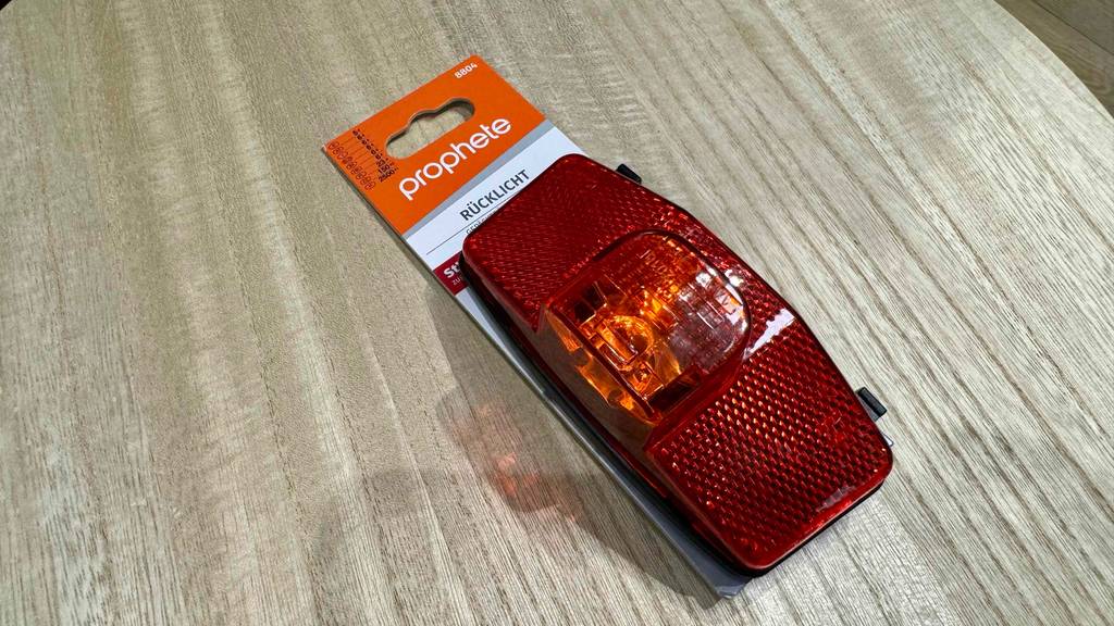 Fahrrad-Rücklichter im Test: Ein Fahrrad-Rücklicht liegt in der Verpackung auf dem Boden.