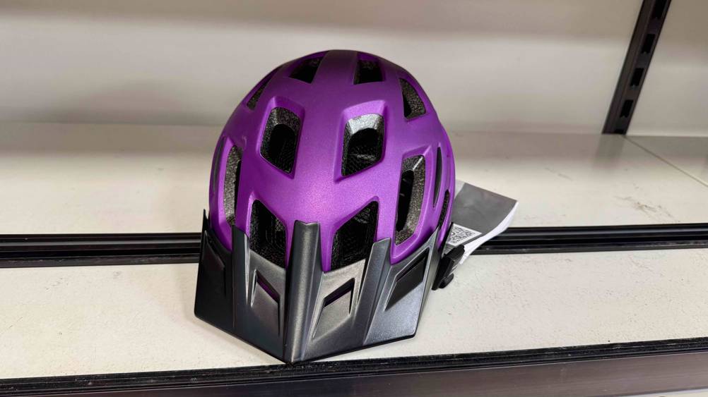 Getestet: Der Prophete-Fahrradhelm von vorne in einem Regal.