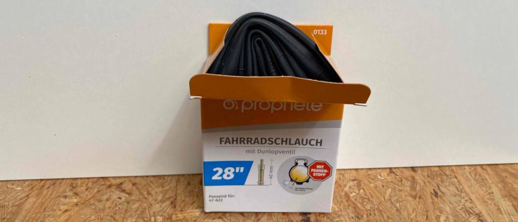 Der getestete Fahrradschlauch befindet sich in seiner Verpackung.