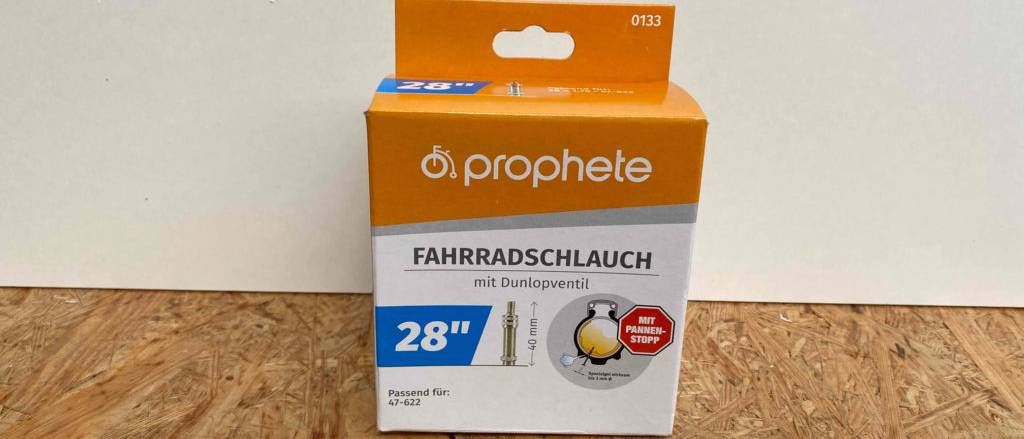 Die Verpackung des getesteten Fahrradschlauchs steht auf dem Tisch.