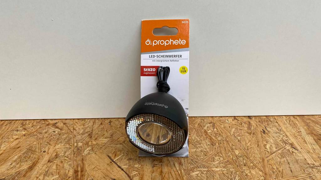 Im Test: Prophete Fahrradlampe lehnt an einer Wand.