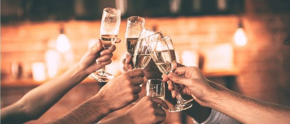 prosecco anstoßen freunde