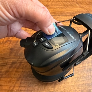 Eine Hand zieht eine Schutzfolie vom Protear E8830BTDAB+.