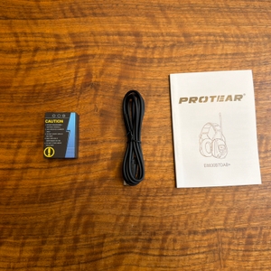 Das Zubehör vom Protear E8830BTDAB+ liegt auf einem Tisch.