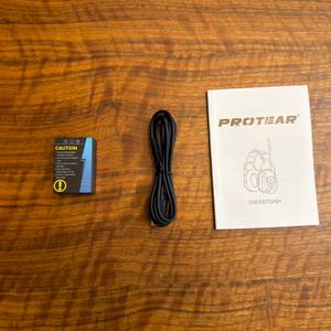 Das Zubehör vom Protear E8830BTDAB+ liegt auf einem Tisch.