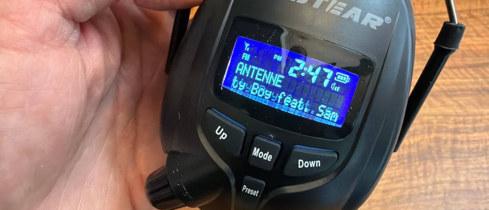 Das Display vom Protear E8830BTDAB+.