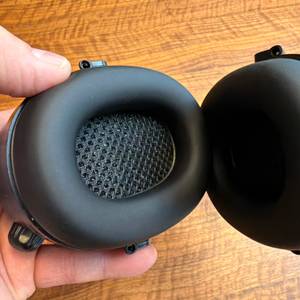 Eine der Innenseiten vom Protear E8830BTDAB+.