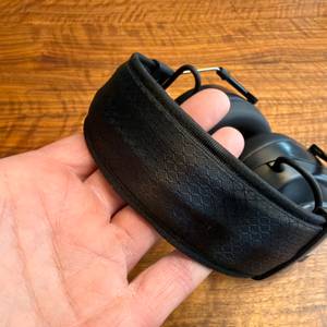 Eine Hand hält den Kopfbügel vom Protear E8830BTDAB+ fest.