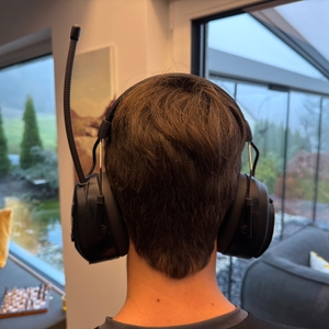 Eine Person trägt den Protear-E8830BTDAB+-Gehörschutz.