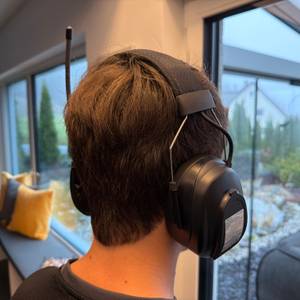 Eine Person trägt den Protear E8830BTDAB+.