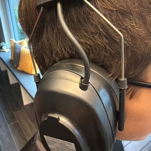 Eine Person mit Brille trägt den Protear E8830BTDAB+.