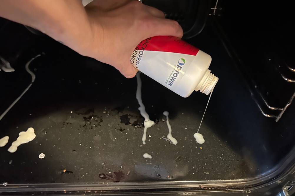 prowin backofenreiniger im test: backofenreiniger wird in backofen gegeben