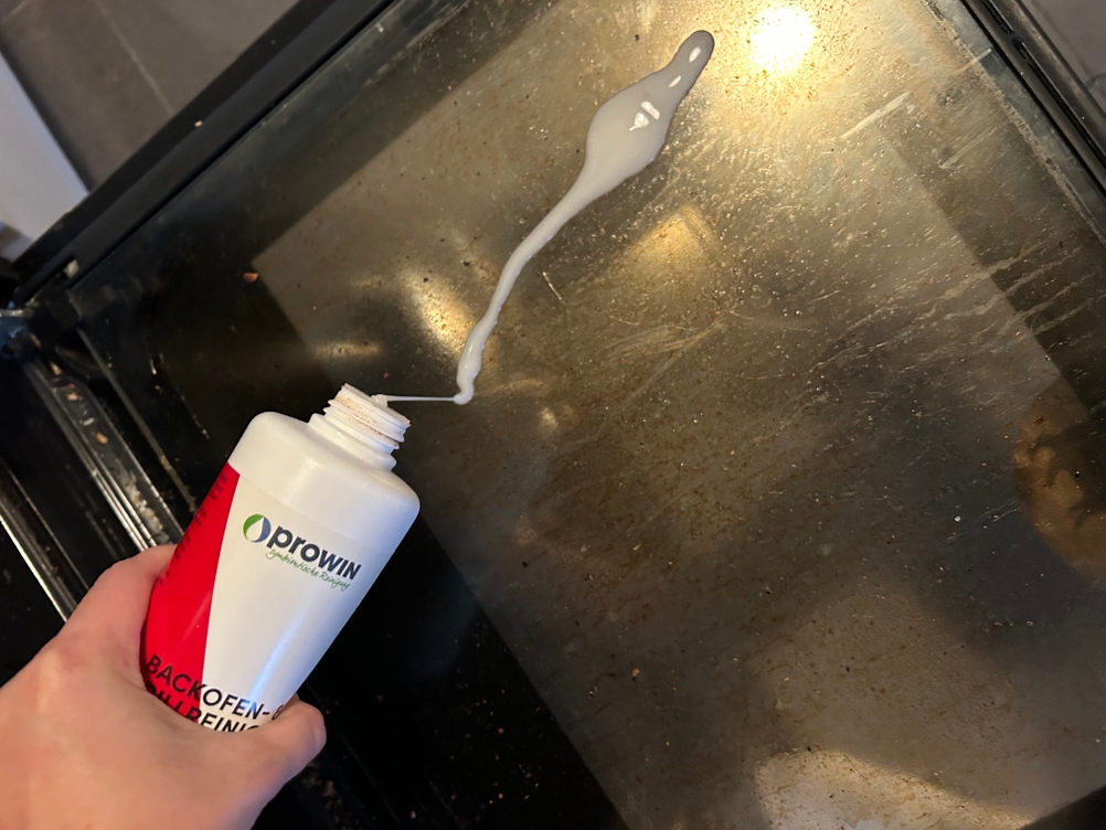 proWin Backofenreiniger im Test: Backofenreiniger wird auf Glastür gegeben