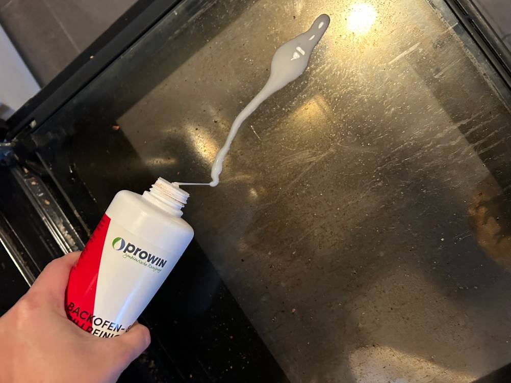 proWin Backofenreiniger im Test: Backofenreiniger wird auf Glastür gegeben