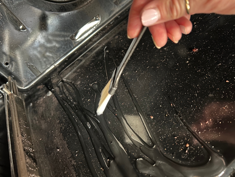 proWin Backofenreiniger im Test: Ofenreiniger wird mit Pinsel aufgetragen