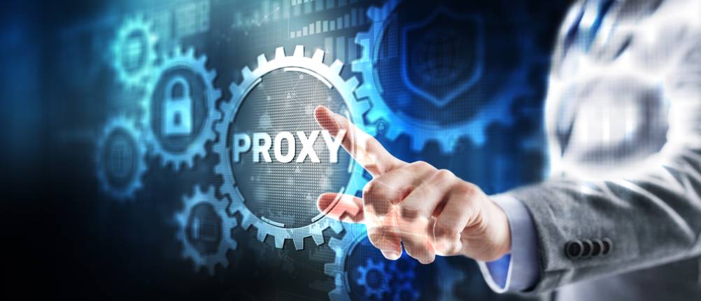 Proxy-Test: Ein Mann zeigt mit seinem Finger auf ein virtuelles Proxy-Symbol.