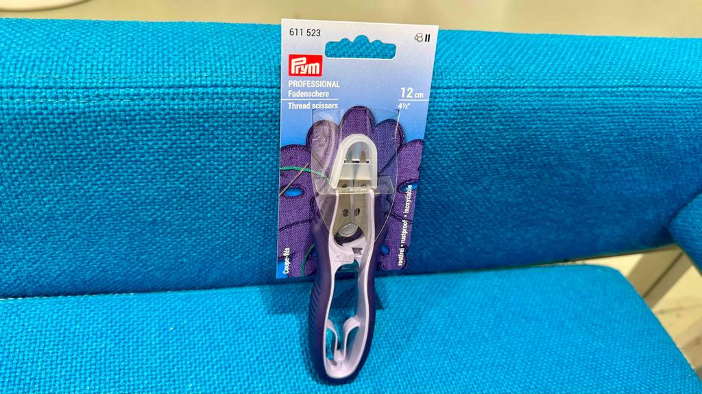 Fadenschere-Test: Auf dem Kartonblister stehen Informationen zum Produkt.