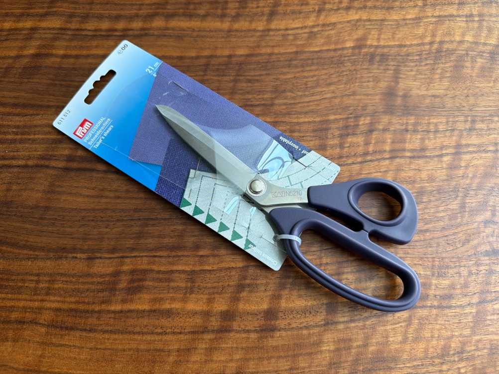 Die Prym-Schneiderschere liegt in ihrer Verpackung auf einem Tisch