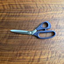 Die Prym-Schneiderschere liegt geschlossen auf einem Tisch