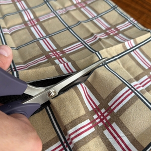 Mit der Prym-Schneiderschere wird ein Handtuch zerschnitten