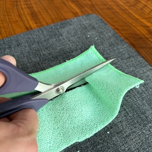 Mit der Prym-Schneiderschere wird ein Lappen zerschnitten