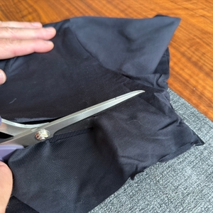 Mit der Prym-Schneiderschere wird ein Stoff zerschnitten