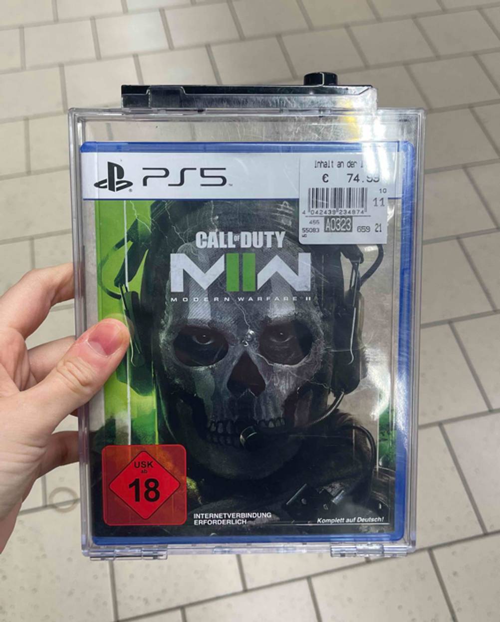 PS5-Spiele-Test: Eine Hand hält die Hülle des Spiels Call of Duty.