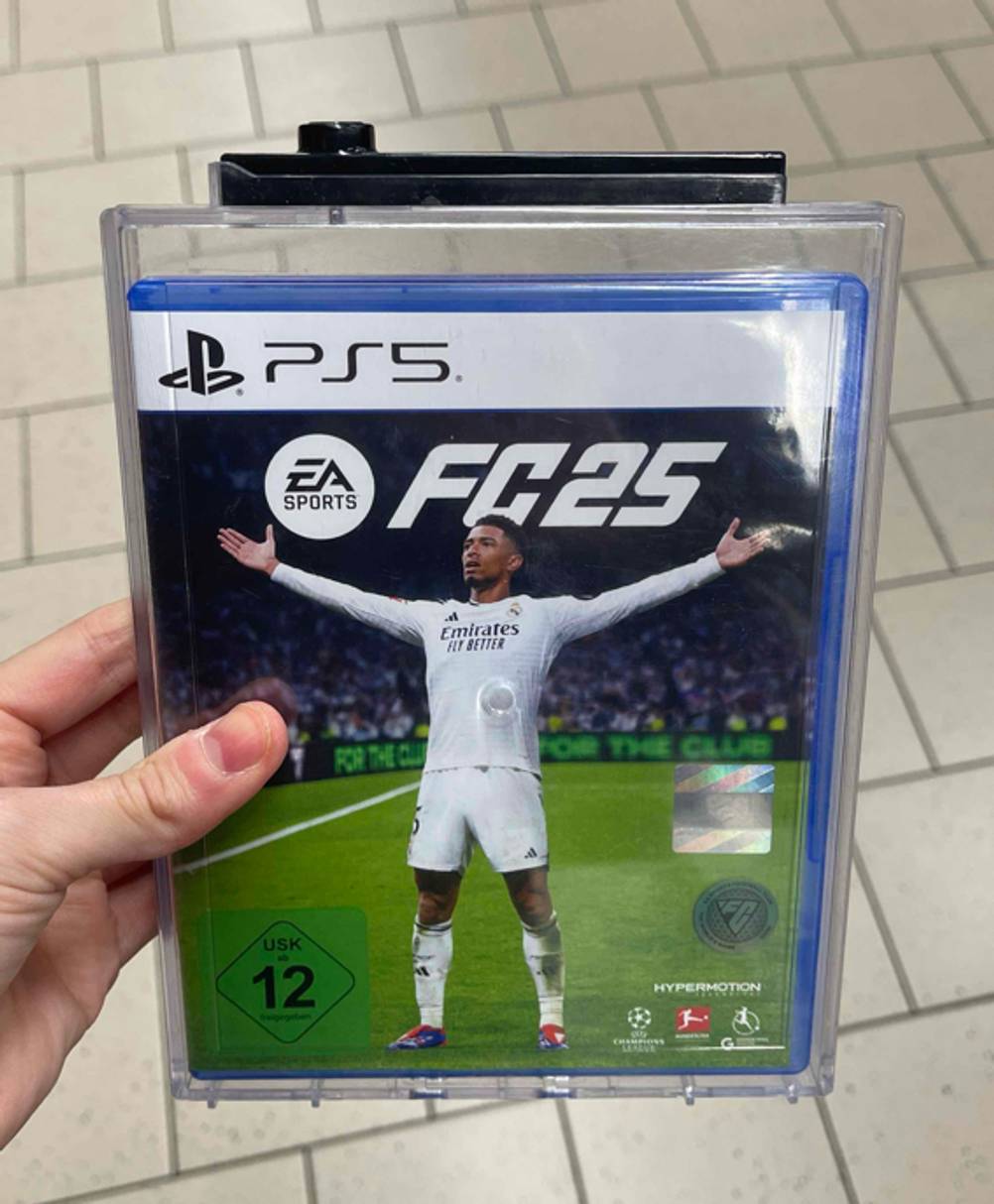 Eine Hand hält getestete PS5-Spiele mit Fußball.