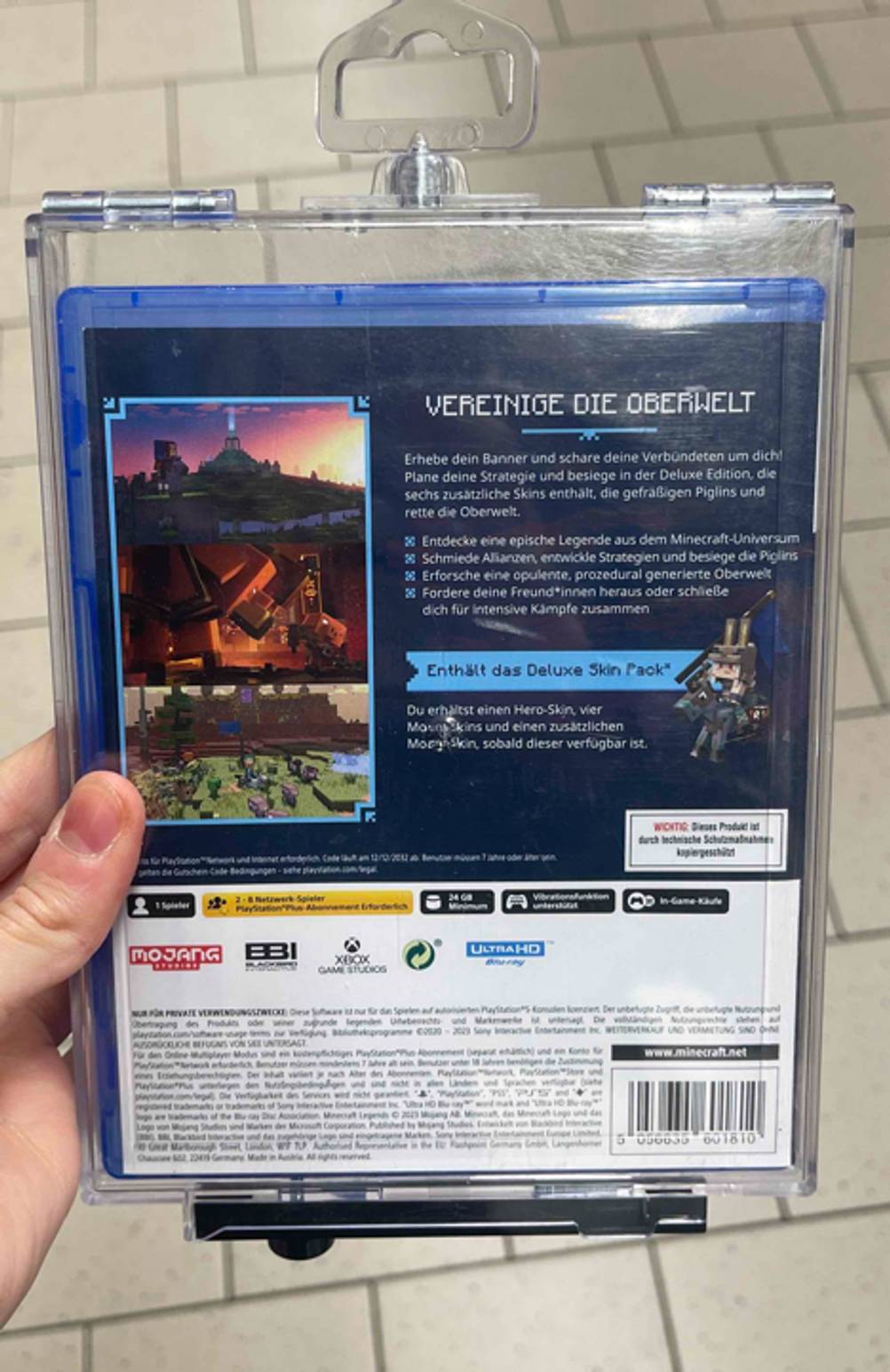 Auf der Rückseite von getesteten PS5-Spieles sind bebilderte Spielinformationen.