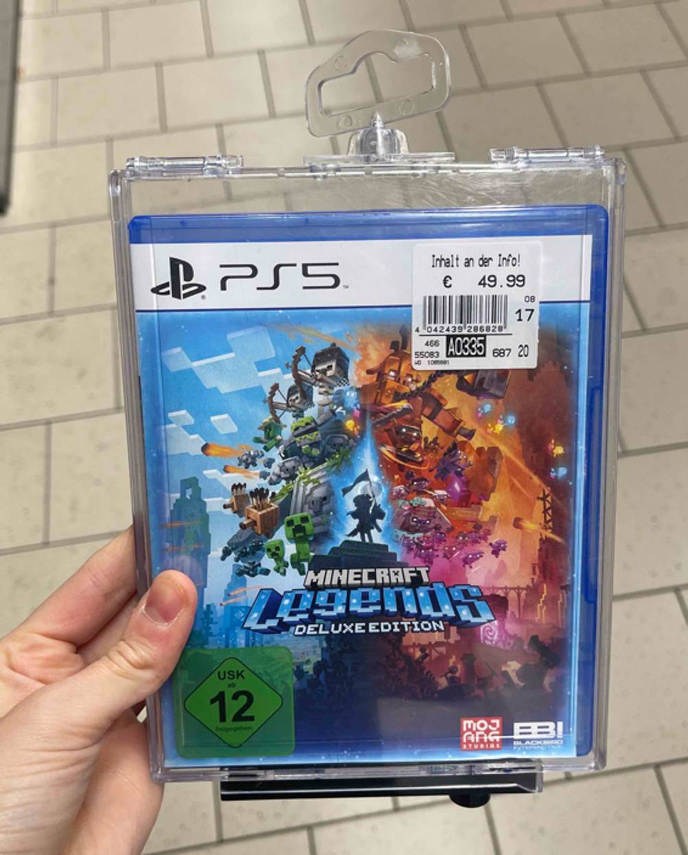 PS5-Spiele im Test: Eine Hand hält eine Version von Minecraft.