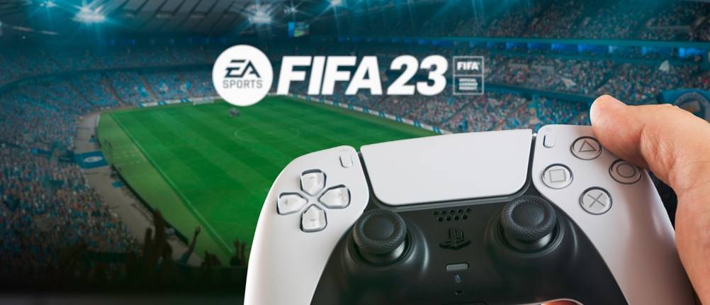 PS5-Spiele-Test: Eine Hand hält einen PS5-Controller, im Hintergrund sieht man das FIFA 23 Stadion.