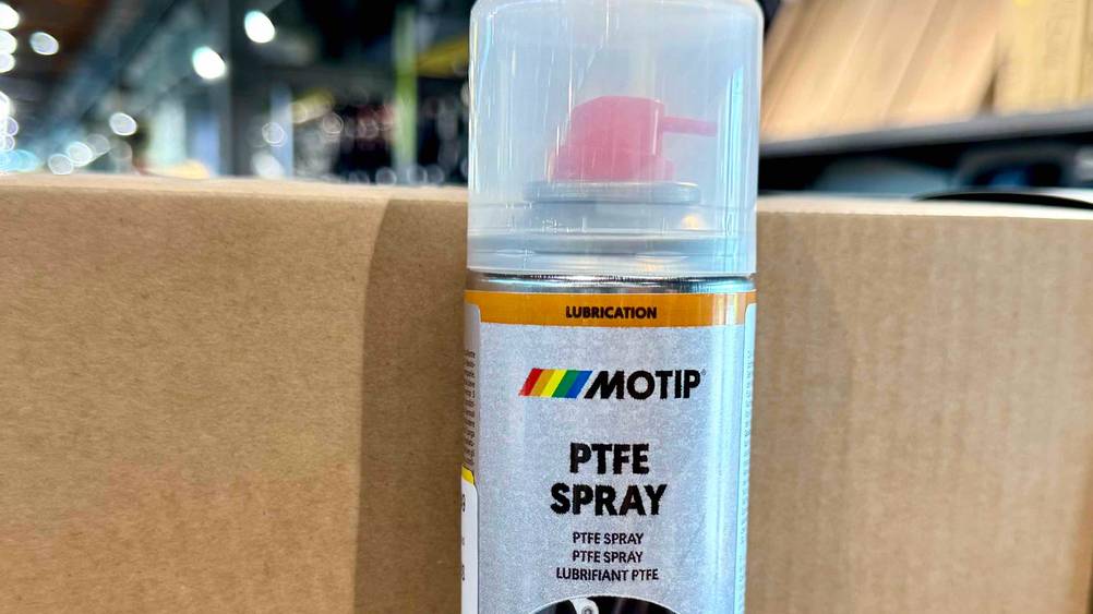 PTFE-Spray im Test: Nahaufnahme der Verpackung mit Logo und Artikelbezeichnung.