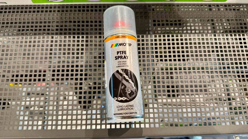 Auf einem Gitter liegt das getestete PTFE-Spray.