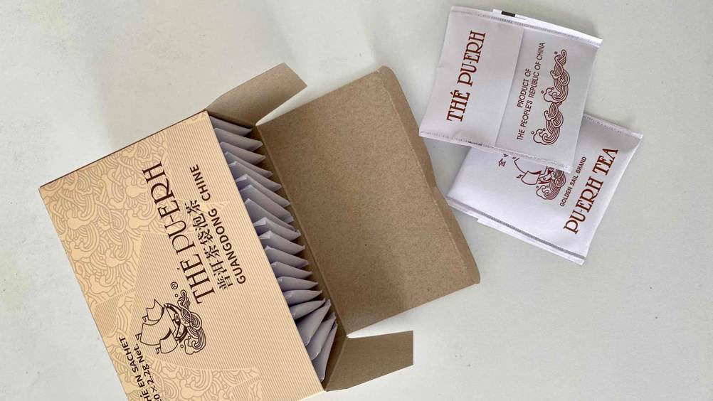 Getestete Packungen Pu-Erh-Tee befinden sich in der Verpackung.
