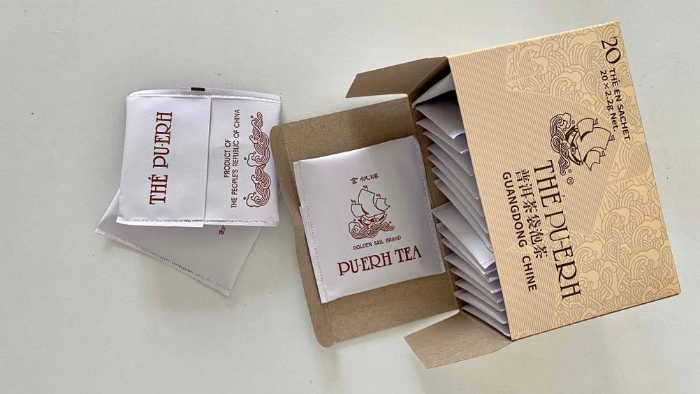 Pu-Erh-Tee im Test: Mehrere Packungen Pu-Erh-Tee befinden sich in der Verpackung. 