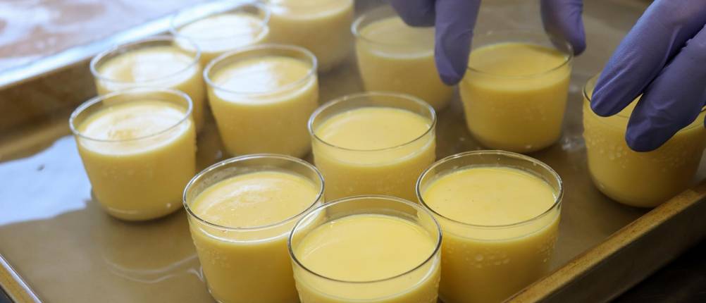 Puddingform-Test: kleine Gläser mit Vanillepudding gefüllt