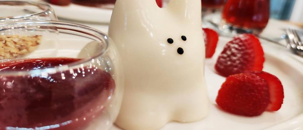 Puddingform-Test: Pudding in Form einer weißen Katze auf einer Nachspeisenplatte