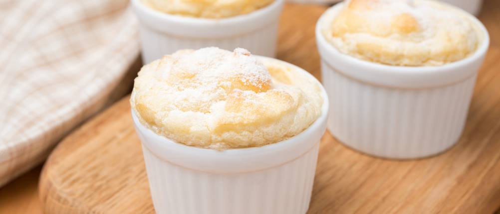 Puddingform-Test: drei weiße Puddinggläser auf einem Holzbrett